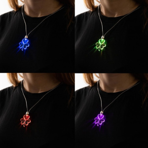 Светодиодный кулон /Клевер/, 60 см, 1 LED, 3xAG10 (в компл.), RGB   9747119 (10702070/230623/3256676